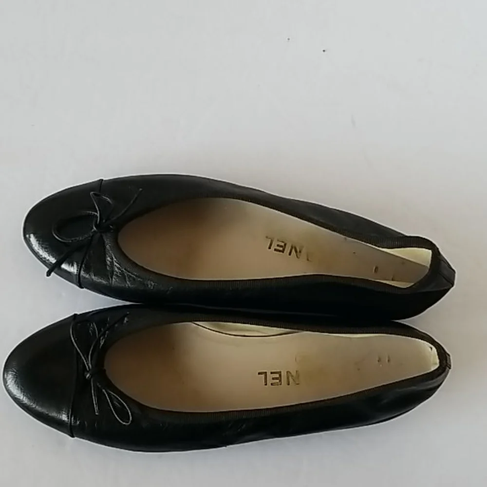 CHANEL Black Leather Cap-Toe Ballet Flats